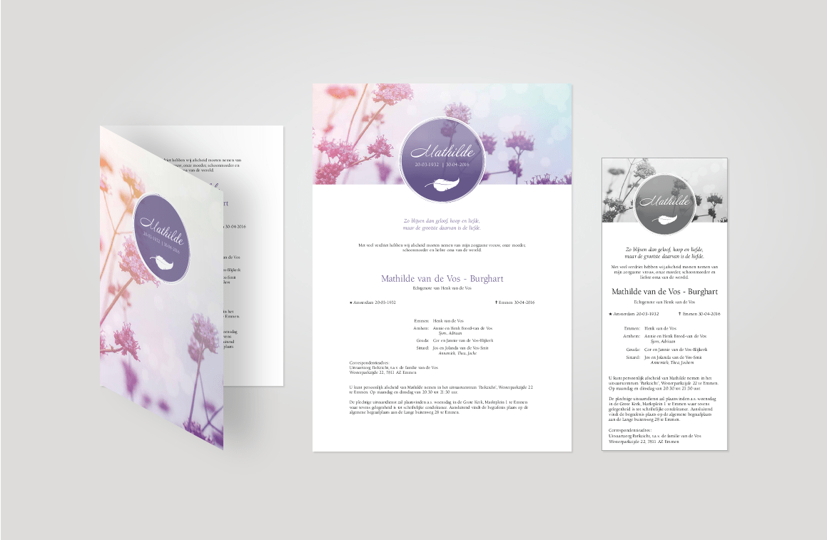Rouwkaart en rouwadvertentie met bloemen en paarse cirkel